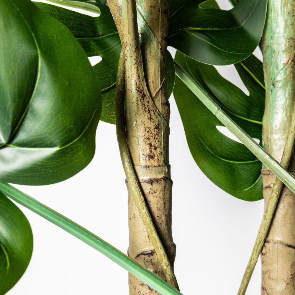 Planta artificial decorativa Monstera, perfecta para añadir un toque tropical y fresco a cualquier espacio. Su diseño realista aporta vida y naturalidad, ideal tanto para interiores como exteriores sin necesidad de mantenimiento. Disponible en www.kactusrepublic.com, con almacén en Castellón.