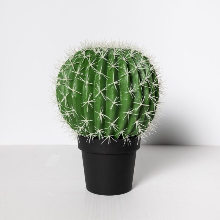 Cactus artificial decorativo en forma de bola, inspirado en el Ferocactus, ideal para aportar un toque moderno y exótico a tu hogar. Perfecto para decorar interiores y exteriores sin mantenimiento. Disponible en www.kactusrepublic.com, con almacén en Castellón.